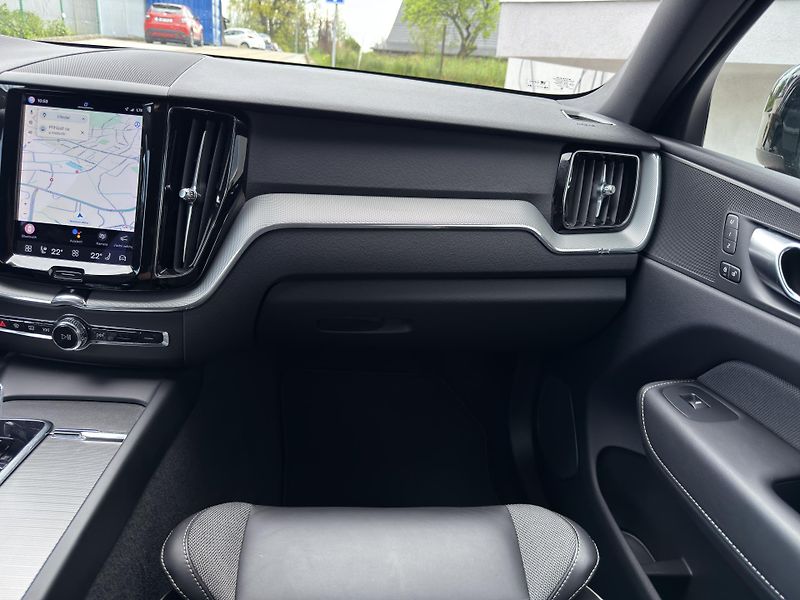 Volvo XC60 B5 AWD (benzín) // PLUS DARK - fotka 22 z 48