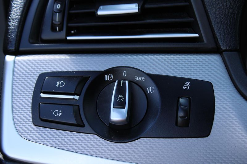 BMW Řada 5 530d xDrive 190kW M PAKET ČR - fotka 28 z 32