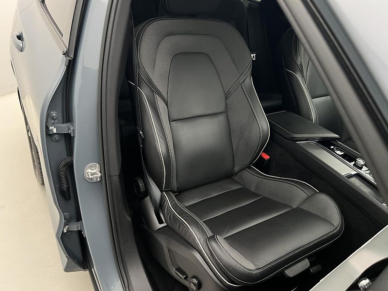 Volvo XC60 B4 AWD R-DESIGN AUT CZ - fotka 20 z 45