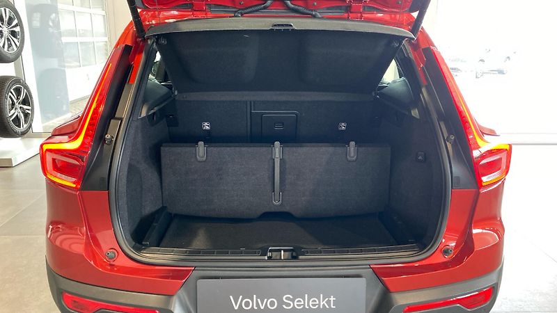 Volvo XC40 PLUS DARK, B4 AWD, 145+10 kW / - fotka 10 z 38