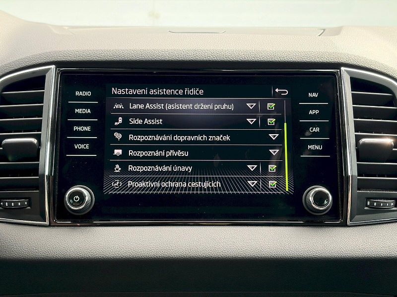 Škoda Karoq (2020) DSG 1.5 TSI / 110 kW / STYLE - fotka 29 z 35