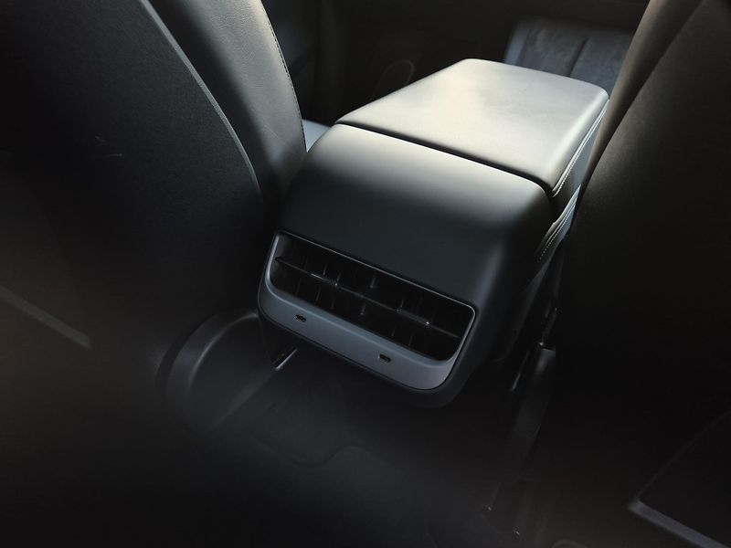 Tesla Model Y PERFORMANCE 393kw 21ALU 93,0% - fotka 43 z 48