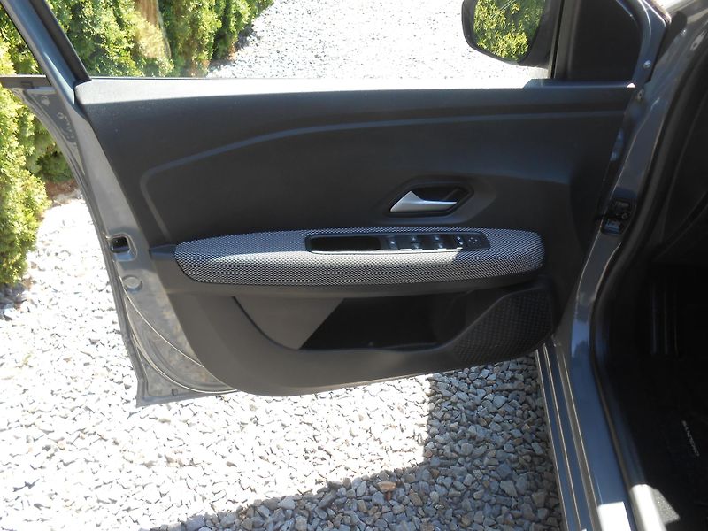 Dacia Sandero 1.0TCe+LPG,KLIMA,LED!! - fotka 27 z 41