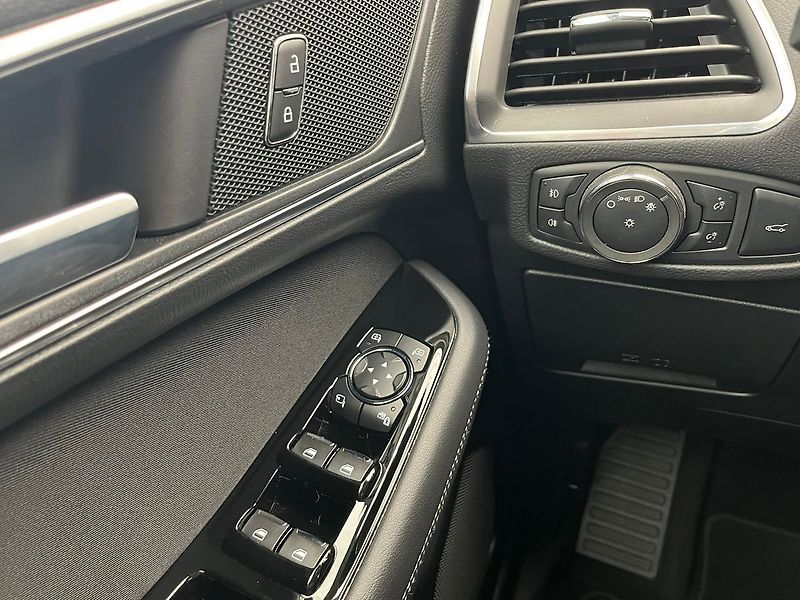 Ford S-MAX 2.5 Duratec HEV TITANIUM - fotka 24 z 57