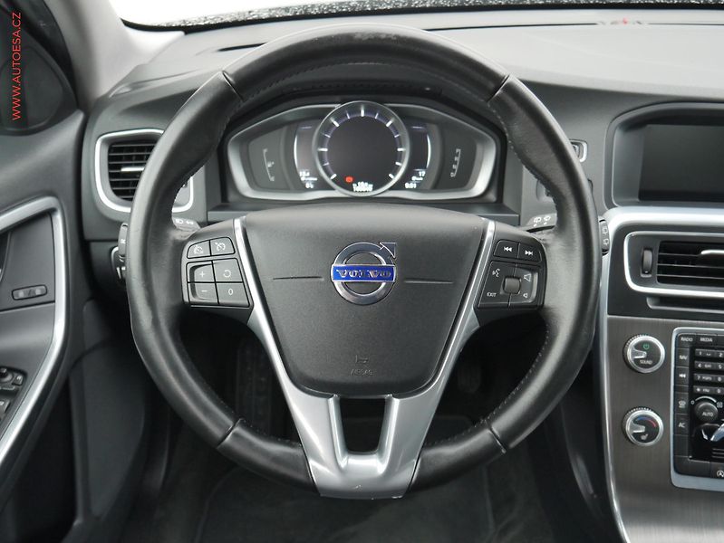 Volvo V60 (2016) 2.4 D4 4x4, ČR, Cross - fotka 11 z 23