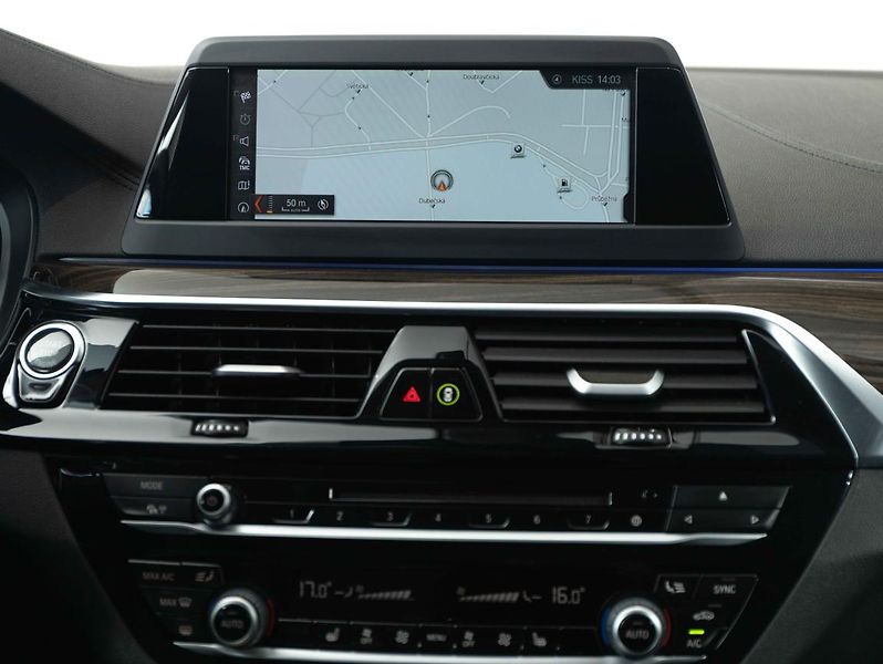 BMW Řada 5 520d xDrive - fotka 13 z 22