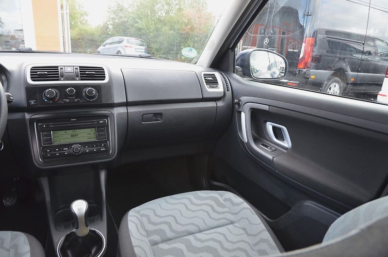 Škoda Fabia (2009) 1.4i 16V 63kW AMBITION / KLIMA - fotka 19 z 33
