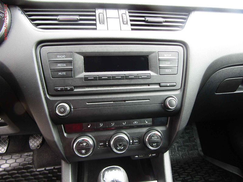 Škoda Octavia (2013) 1.6 TDi, ČR, servis.kniha - fotka 12 z 19