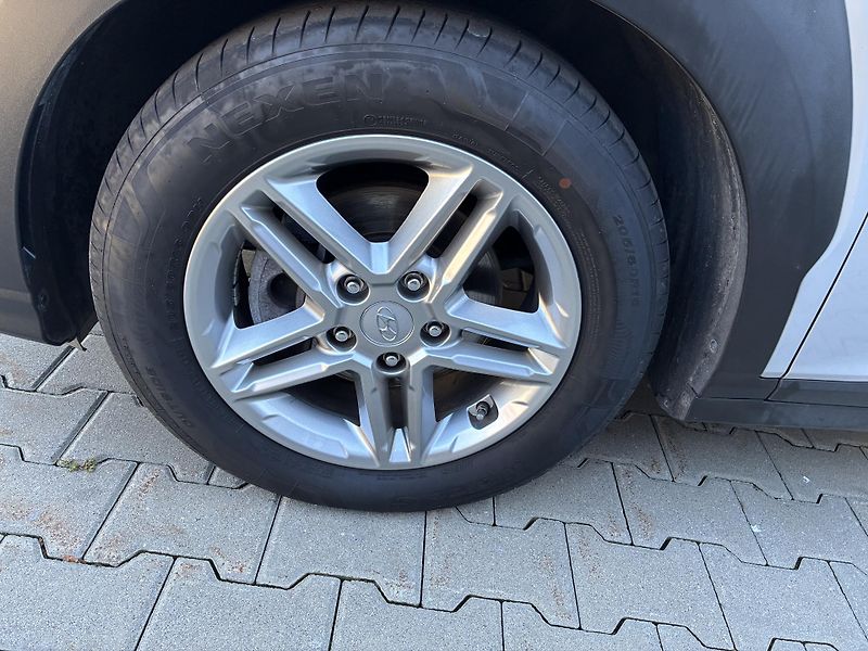 Hyundai Kona 1.0T-GDi 88kW SMART AUTOMAT - fotka 30 z 32