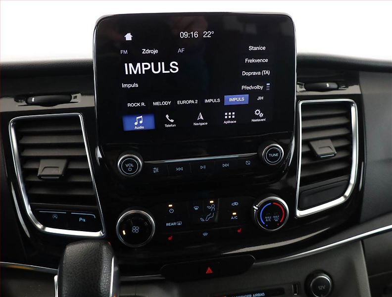 Ford Tourneo Custom (2018) Titanium 2.0 EcoBlue, ČR, DPH - fotka 10 z 16