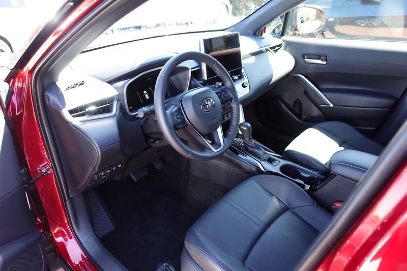 Toyota Corolla Cross 2,0 HEV Executive (bi-tone) 4x - fotka 11 z 34