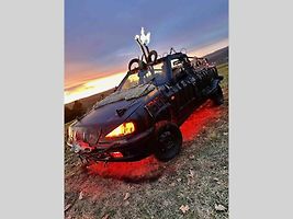 Vůz je podsvícený a šlehá plameny.