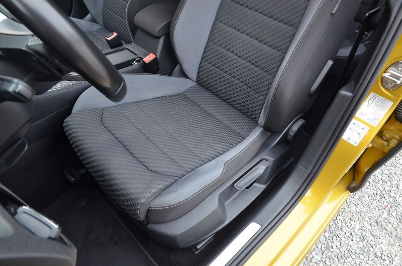 Volkswagen Golf (2017) 1.6 TDi 85kW DSG R-LINE HighL. - fotka 24 z 44