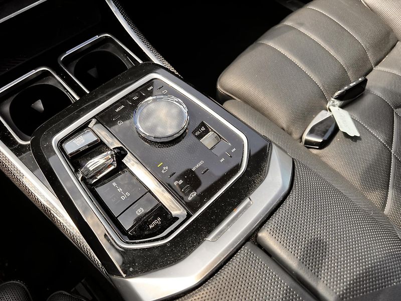 BMW Řada 7 740 xD M Sport frozen Black  - fotka 17 z 18