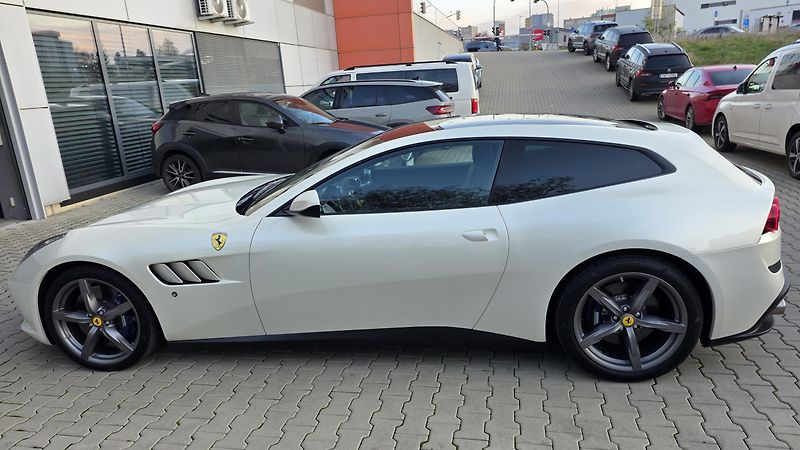 Ferrari GTC4 Lusso (2016) V12 SERVIS FERRARI - fotka 6 z 13