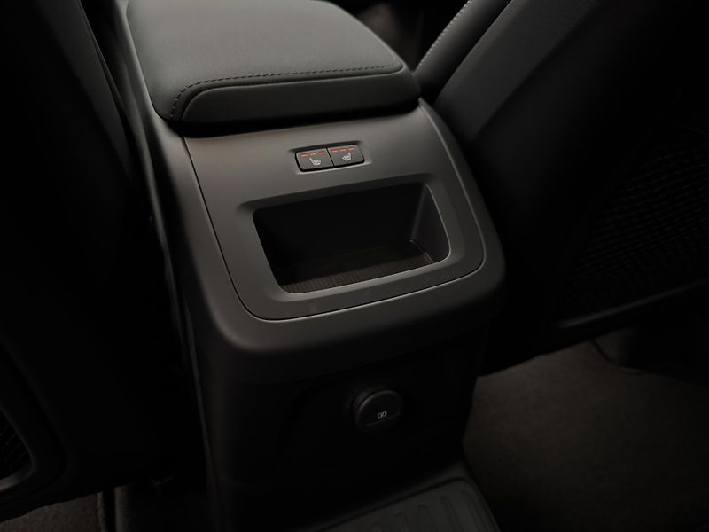 Volvo XC60 (2025) T8 AWD AUT ULTRA BLACK EDITON - fotka 18 z 23