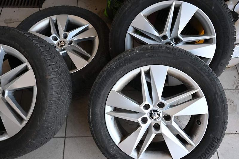 Škoda Superb (2023) 2.0 DSG 4x4 SCOUT Matrix LED T - fotka 38 z 40