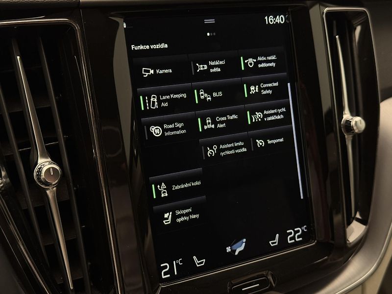 Volvo XC60 B4 AWD MOMENTUM PRO REZERVACE - fotka 31 z 43