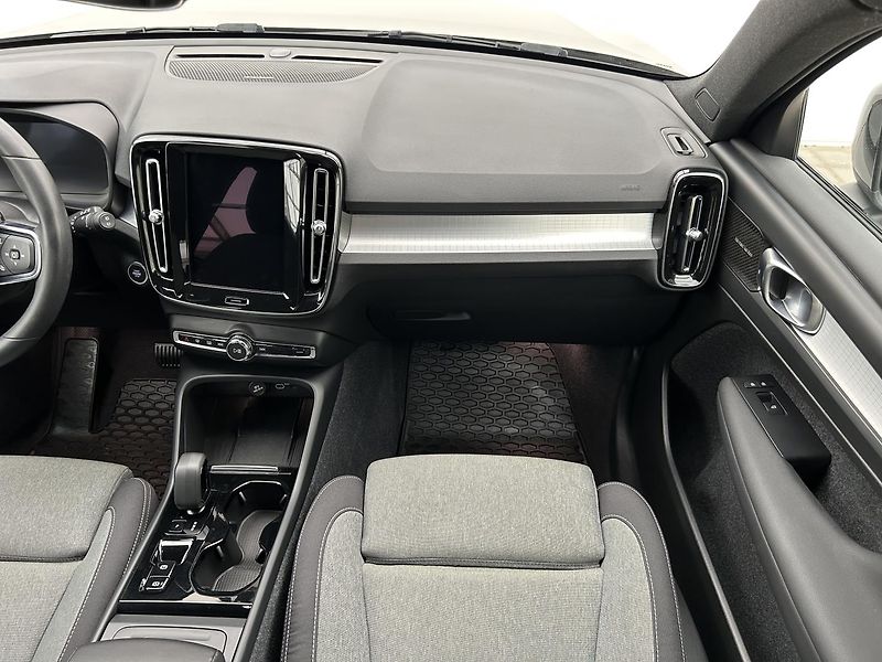 Volvo XC40 2.0 B4 4x4 PLUS - fotka 21 z 30