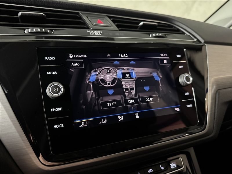 Volkswagen Touran 2,0 TDi  DSG Comfortline Tažné - fotka 35 z 43