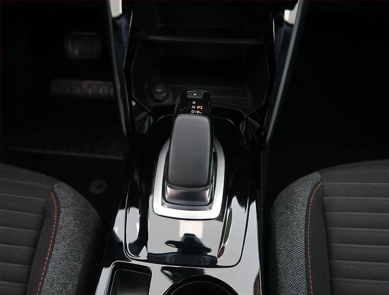 Peugeot 2008 (2022) Active 50 kWh, SoH 91% - fotka 13 z 25