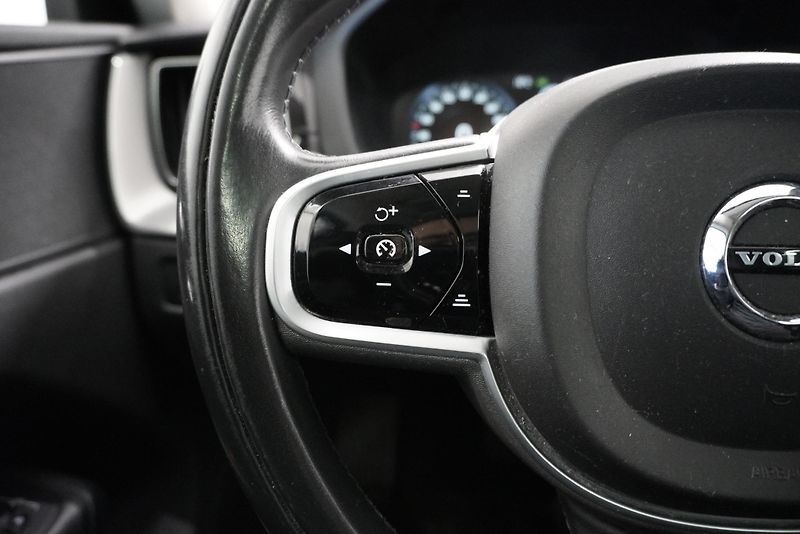 Volvo XC60  2,0 T8 TWIN ENGINE 4WD AUT. - fotka 21 z 33
