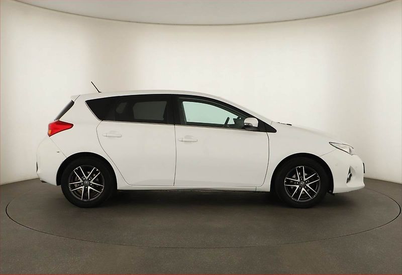 Toyota Auris (2015) 1.6 Valvematic, ČR,1.maj - fotka 6 z 17