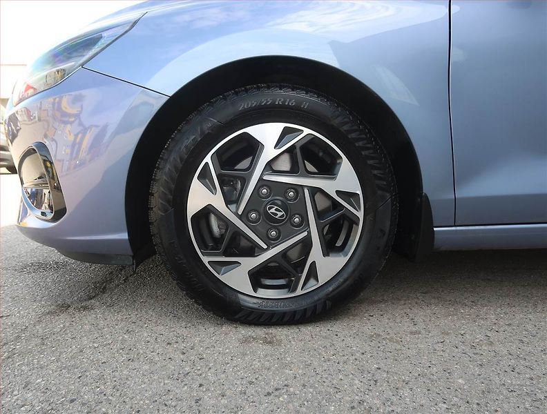 Hyundai i30 (2024) Family 1.5 T-GDI MHEV - fotka 15 z 19