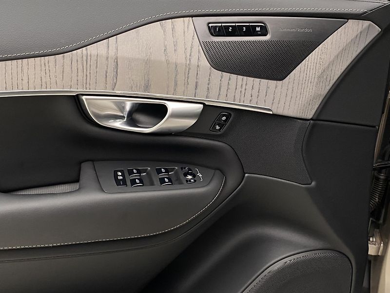 Volvo XC90 T8 AWD RECHARGE PLUS DARK CZ - fotka 29 z 73