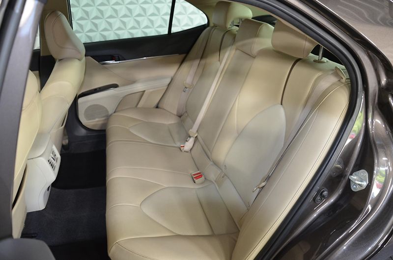 Toyota Camry (2021) 2.5Hyb. Executive AT - fotka 14 z 15