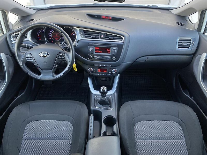 Kia Ceed 1,6 CRDi 100 kW - fotka 11 z 25