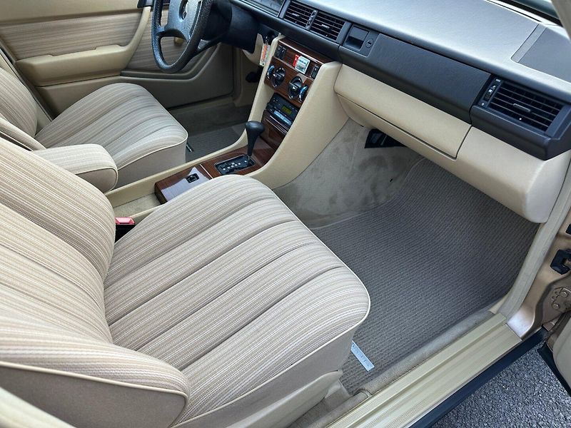 Mercedes-Benz 124 (1986) 230E 97kw - fotka 25 z 50