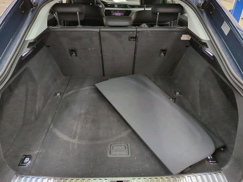 Audi e-tron SPORTBACK 300kw SOH 97% - fotka 8 z 12