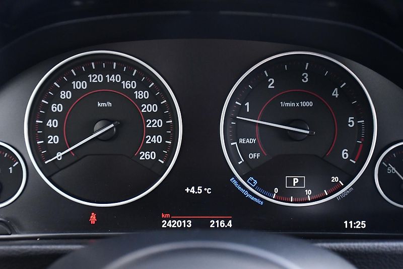 BMW Řada 3 330d xDrive MPaket SERV.KNÍŽKA - fotka 29 z 50