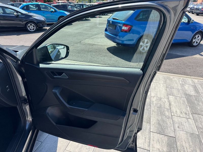 Volkswagen T-Roc (2018) Design 1.0 TSI 85kW - fotka 23 z 35