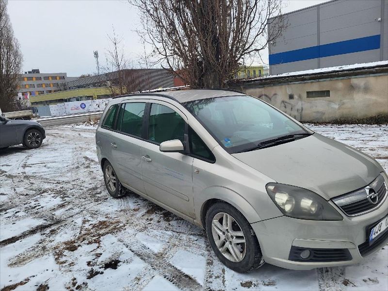 Opel Zafira 1,9 - fotka 2 z 2