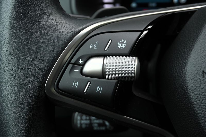 Škoda Karoq 1.5 TSI 110 kW, Kamera,Keyless - fotka 18 z 41