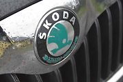 Auto má ještě staré zelené logo