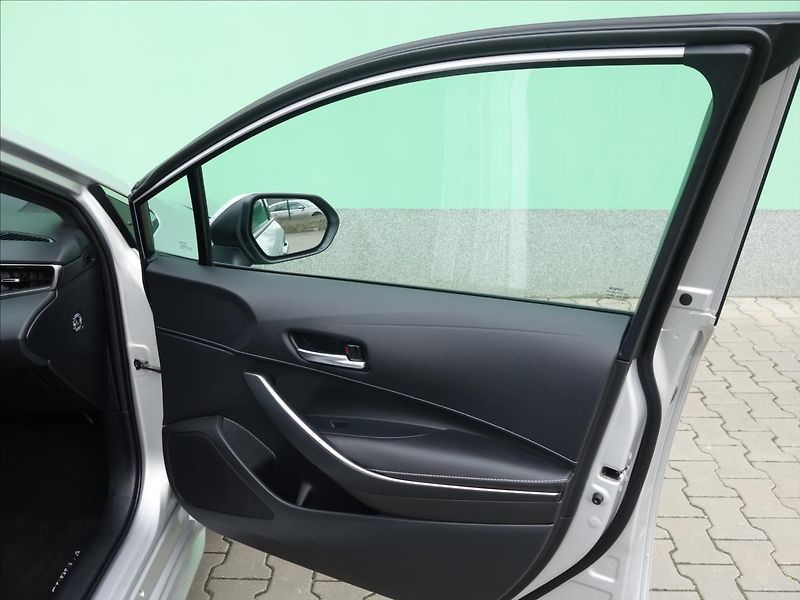 Toyota Corolla 2,0 STYLE TOURING SPORTS - fotka 35 z 44