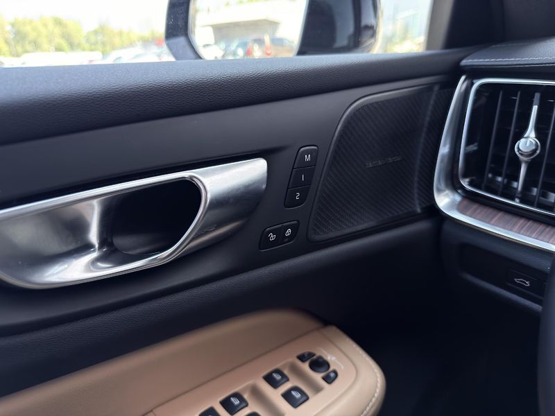 Volvo V60 T8 AWD ULTRA DARK // 335 kW - fotka 25 z 57