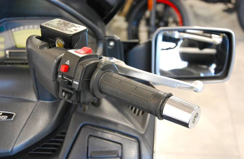 Suzuki Burgman 650 Executive (2007) - fotka 9 z 21