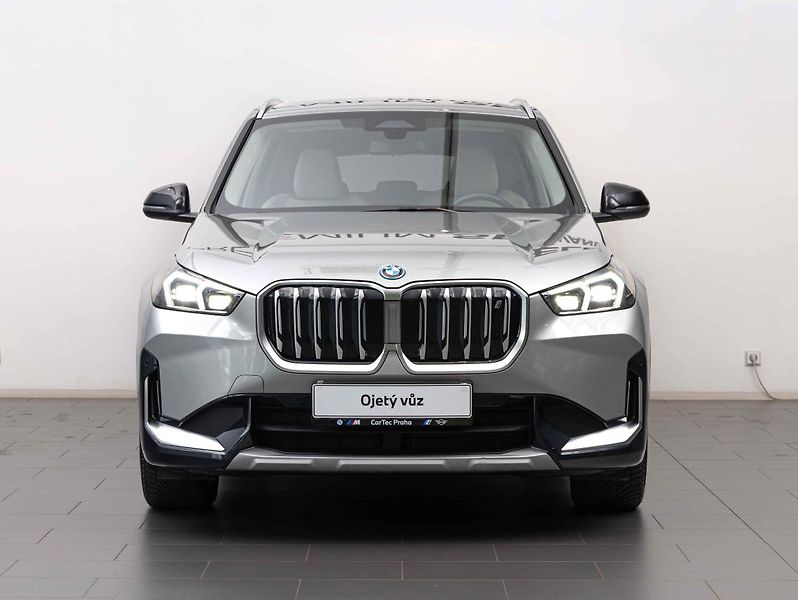 BMW iX1 xDrive30 - fotka 3 z 21