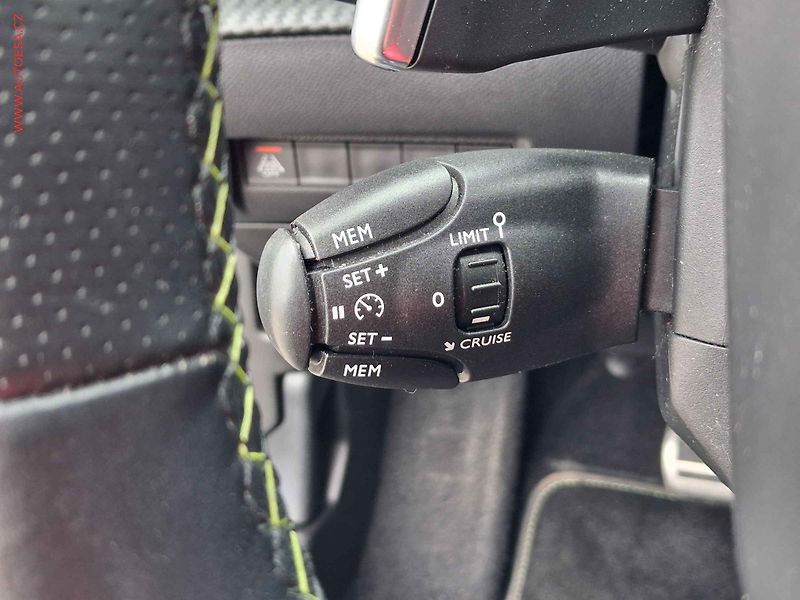 Peugeot 2008 (2022) 1.2PT, GT, AT, navi, panor - fotka 12 z 26