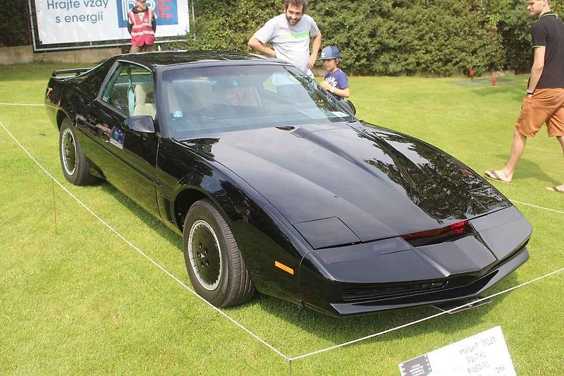 Výstava Automobilové klenoty se konala na golfovém hřišti v Praze Hostivaři