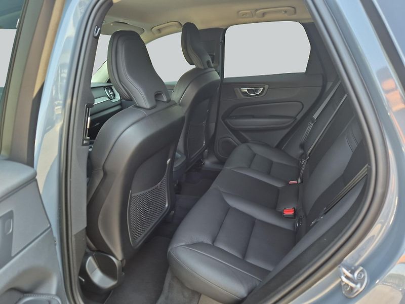 Volvo XC60 B4 AWD Plus Dark - fotka 11 z 19
