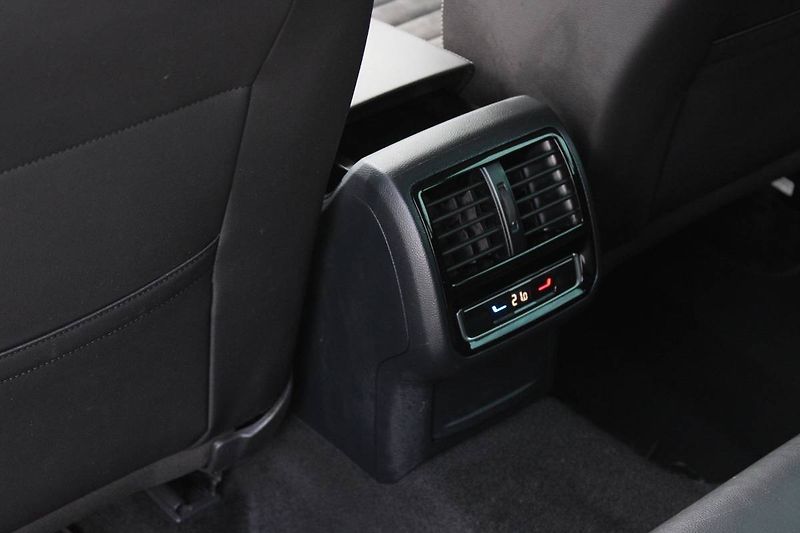 Volkswagen Passat (2023) 2.0 TDI 4x4 147kW Webasto Tažn - fotka 23 z 35