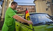 Majitelé trabantů se sjeli 29. září na německou ambasádu v Praze k 25. výročí hromadného útěku východních Němců přes ambasádu Západního Německa.