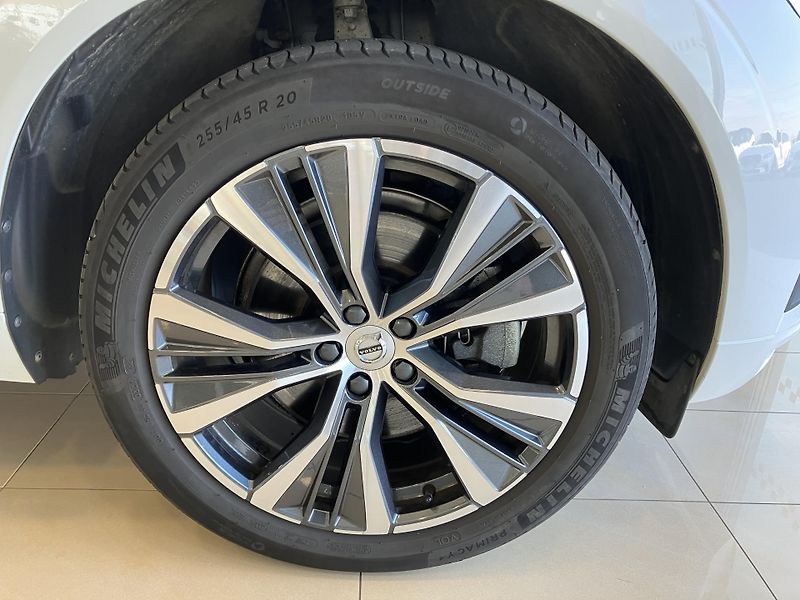 Volvo XC60 B4 FWD Momentum PRO AT8 - fotka 6 z 47