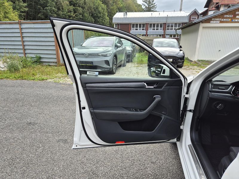 Škoda Superb Combi 2,0TDi 110kw DSG 17ALU - fotka 41 z 53