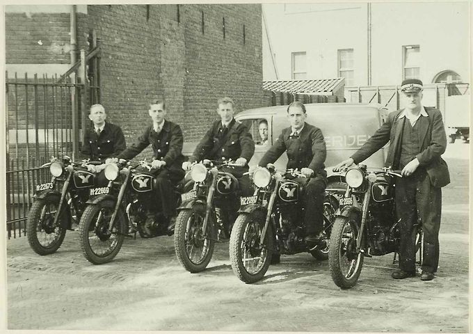Holandský poštovní sbor vybavený motocykly Matchless.